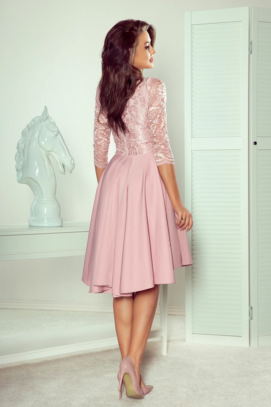 Elegancka sukienka z koronkową górą i rozkloszowanym dołem w pastelowym różu, idealna na wyjątkowe okazje. Stylowy design podkreśla kobiecą sylwetkę.