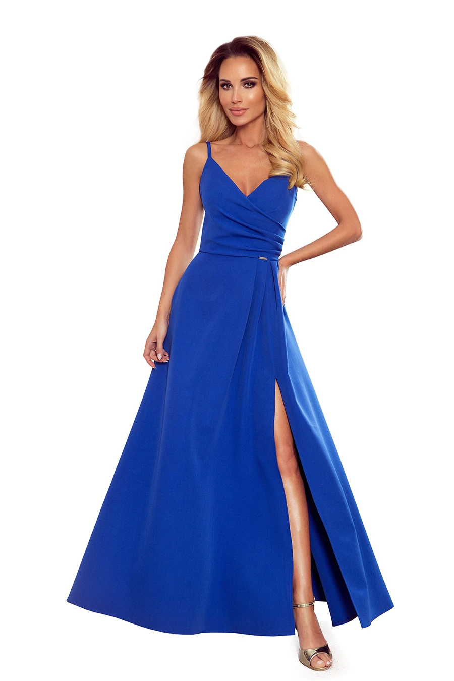 Elegancka niebieska sukienka maxi z rozcięciem, na cienkich ramiączkach, idealna na wieczorne wyjścia. Stylowa i kobieca, podkreśla sylwetkę, dodając szyku i klasy każdej okazji.