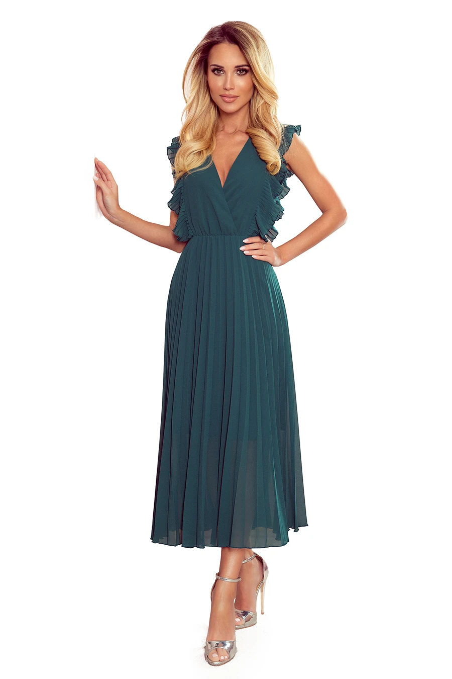 Elegancka sukienka maxi w kolorze butelkowej zieleni z falbanami na ramionach i plisowanym dołem, idealna na wieczorne wyjścia i specjalne okazje, podkreślająca kobiecą sylwetkę.