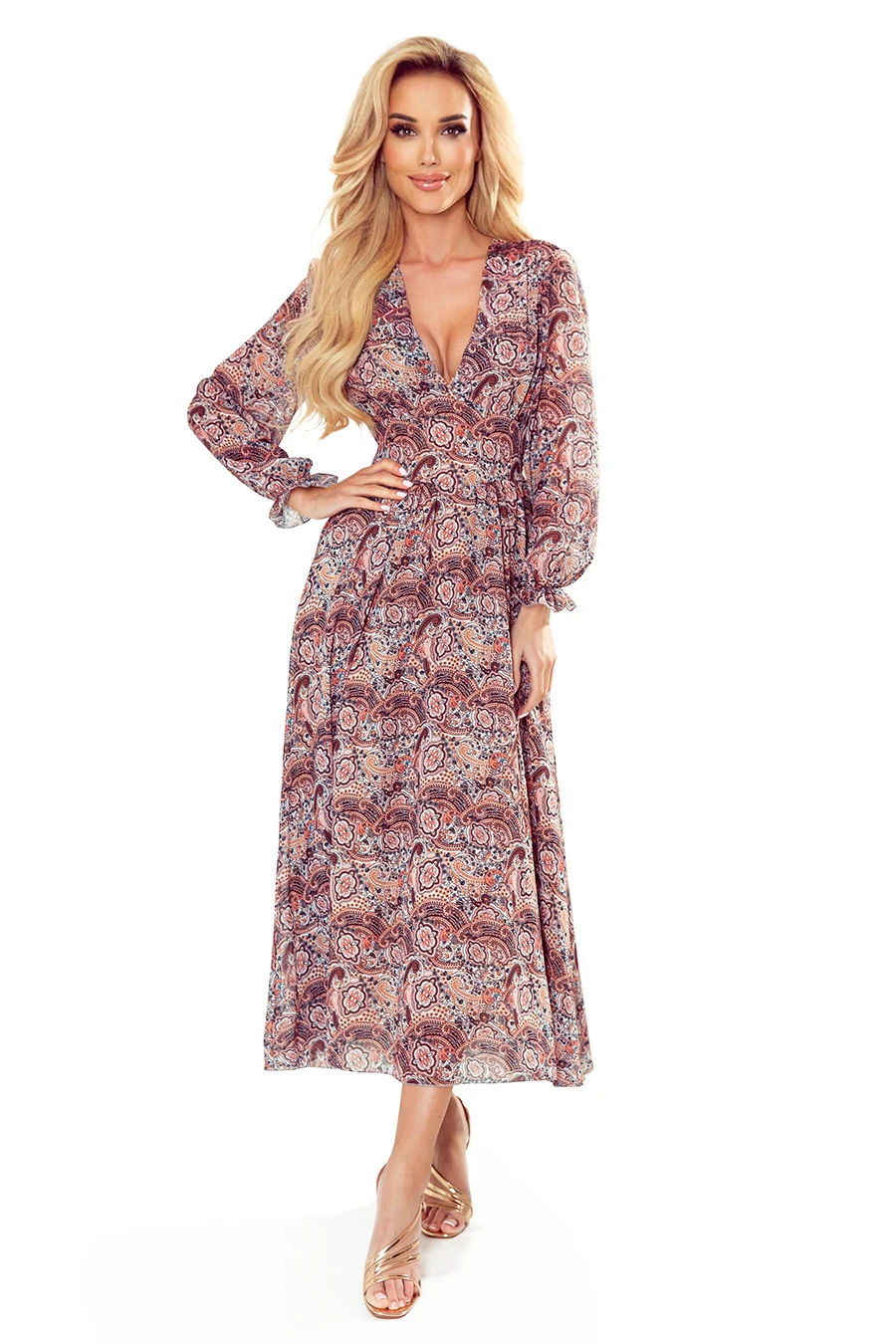 Długa sukienka z wzorem paisley, z dekoltem w serek i długimi rękawami, idealna na eleganckie wyjścia. Styl boho, lekka tkanina, podkreśla sylwetkę.