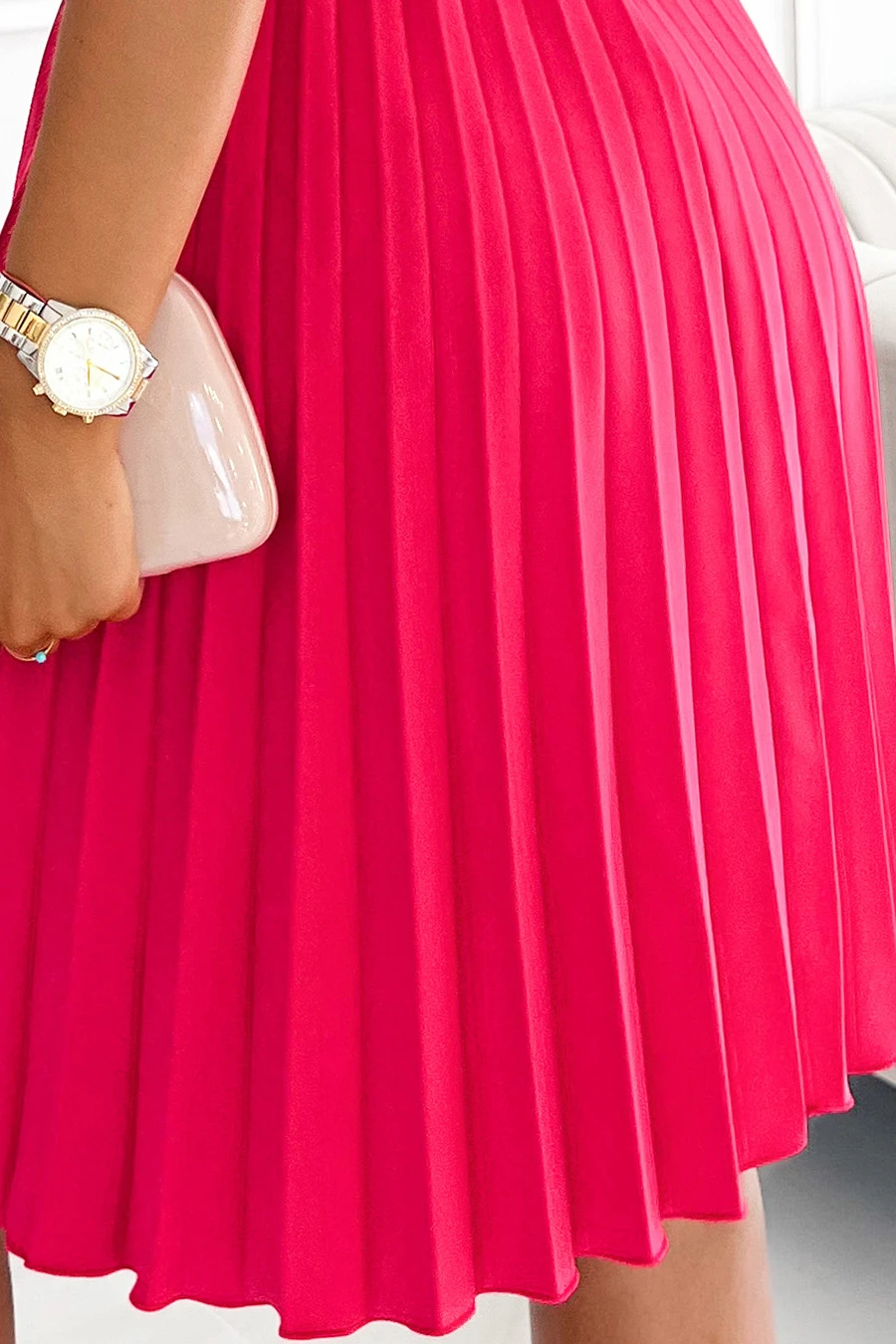 Elegancka plisowana spódnica w intensywnym różowym kolorze, idealna na letnie dni. Stylowy dodatek do każdej garderoby, podkreślający kobiecość i lekkość stylizacji.