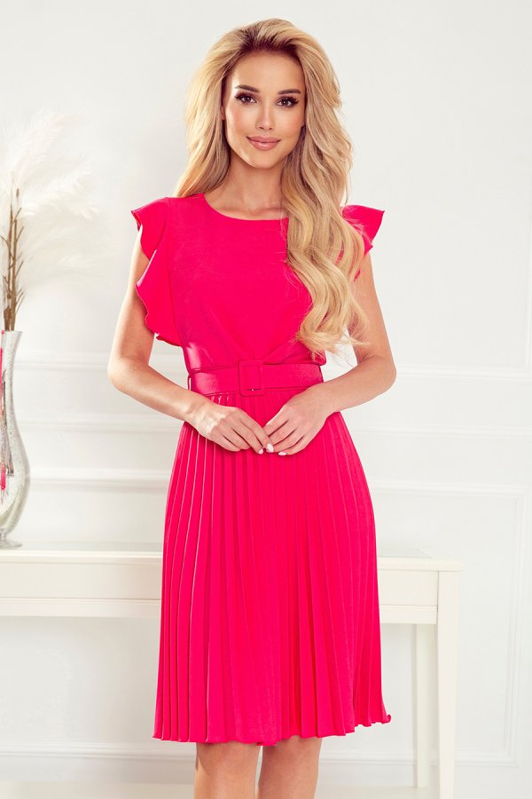 Elegancka różowa sukienka z falbanami i plisowanym dołem, idealna na letnie przyjęcia. Stylowy pasek podkreśla talię, dodając kobiecego uroku.
