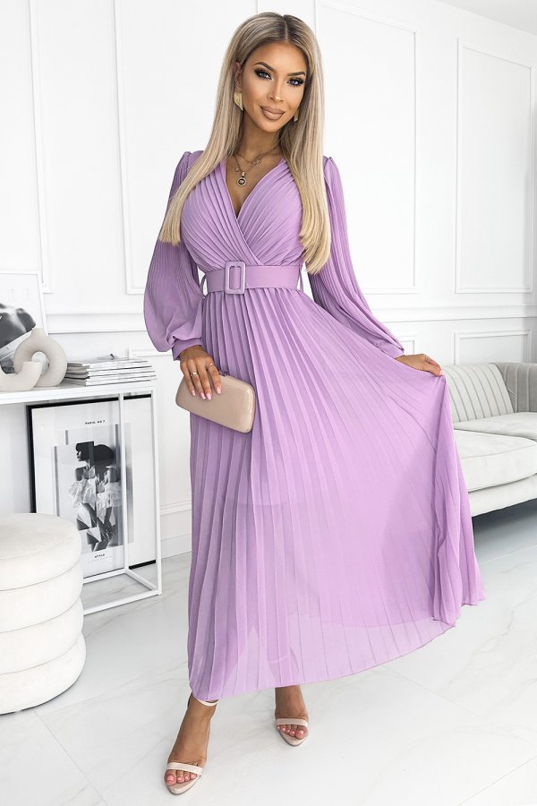 Elegancka, plisowana sukienka maxi w kolorze lawendowym z długimi rękawami i paskiem w talii, idealna na wyjątkowe okazje.