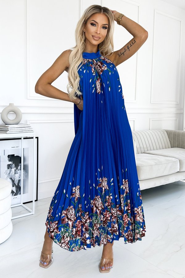 Elegancka niebieska sukienka maxi z kwiatowym wzorem, plisowana, idealna na letnie przyjęcia i wieczorne wyjścia, podkreślająca kobiecą sylwetkę i styl.