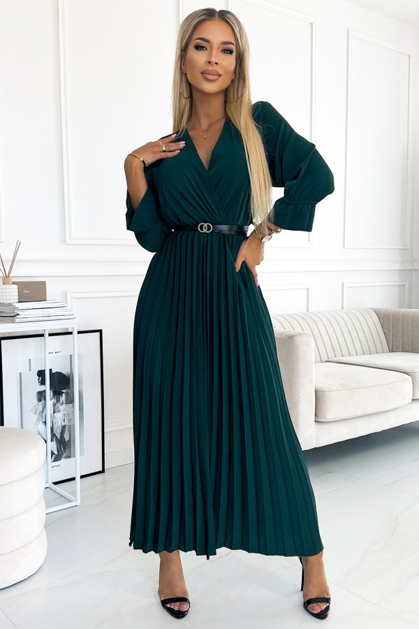 Elegancka zielona sukienka maxi z plisowanym dołem, długimi rękawami i paskiem w talii, idealna na wieczorne wyjścia i specjalne okazje, podkreślająca kobiecą sylwetkę.