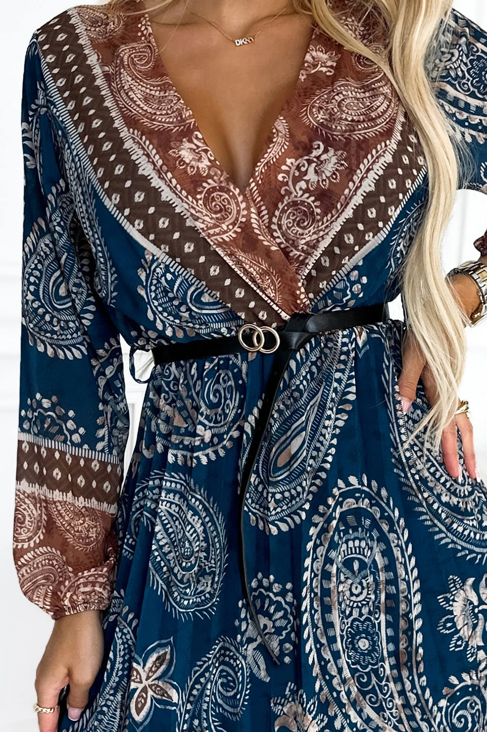 Sukienka maxi z długim rękawem, wzór paisley, dekolt w serek, brązowo-niebieska, przewiewna tkanina, elegancka i stylowa, idealna na letnie wieczory, z paskiem w talii.