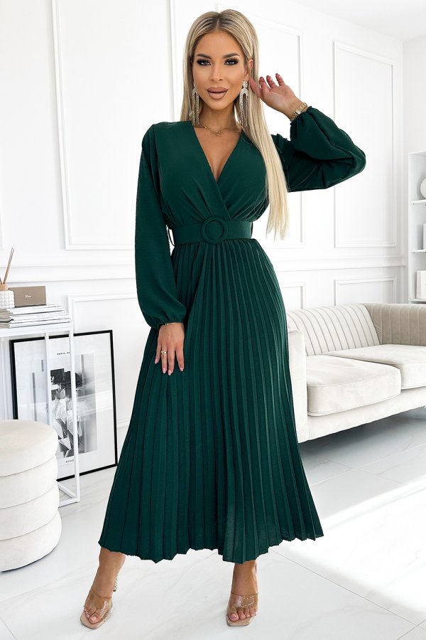 Elegancka zielona sukienka maxi z plisowanym dołem i paskiem w talii, idealna na wieczorne wyjścia. Długie rękawy i głęboki dekolt dodają szyku i kobiecości.