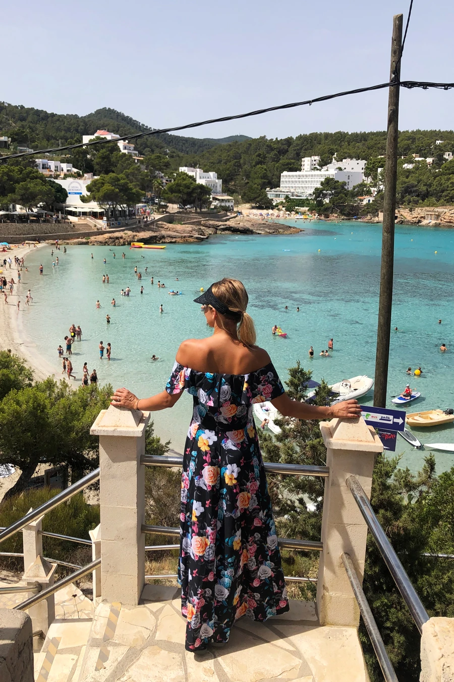 Sukienka maxi w kwiaty, odkryte ramiona, idealna na letnie dni. Styl boho, lekka i przewiewna, doskonała na plażę lub spacer. Wzór kwiatowy dodaje romantycznego uroku.
