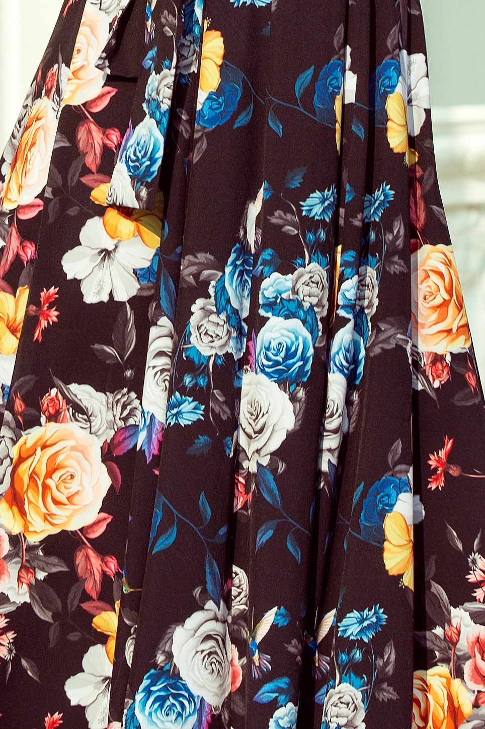 Sukienka maxi w kwiaty, czarna z kolorowymi różami, elegancka i stylowa, idealna na letnie przyjęcia i wieczorne wyjścia, podkreśla kobiecość i dodaje szyku każdej stylizacji.