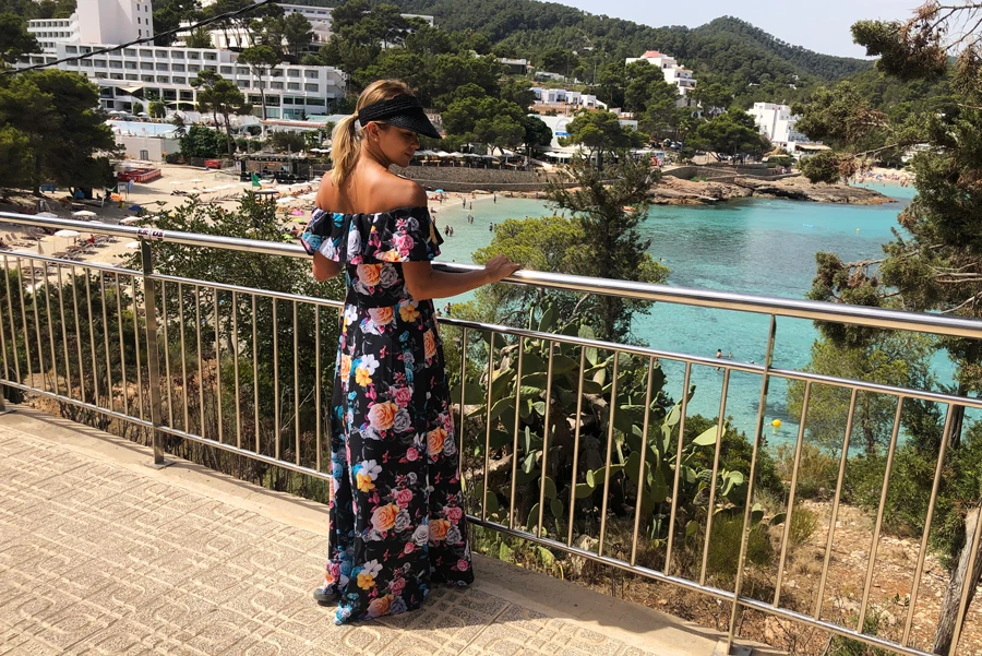 Sukienka maxi w kwiaty z odkrytymi ramionami, idealna na letnie dni. Styl boho, lekka i przewiewna, doskonała na plażę lub spacer. Elegancka i kobieca, przyciąga wzrok.