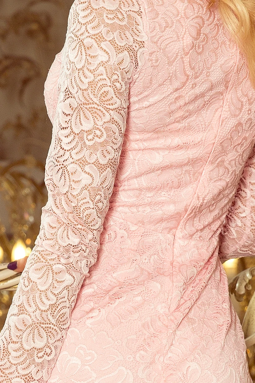 Różowa koronkowa sukienka z długim rękawem, elegancka i kobieca, idealna na wyjątkowe okazje, podkreślająca sylwetkę, z delikatnym wzorem kwiatowym.