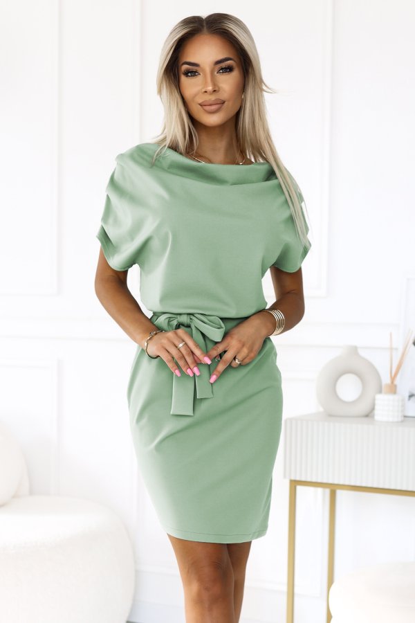 240-10 ROXI wygodna sukienka z asymetryczną spódnicą i paskiem - pistacjowa