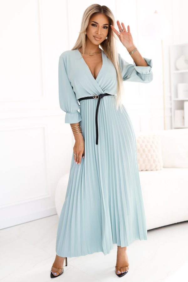 Elegancka sukienka maxi w kolorze miętowym z plisowanym dołem i dekoltem w serek, idealna na letnie przyjęcia. Stylowy pasek podkreśla talię, dodając szyku i kobiecości.