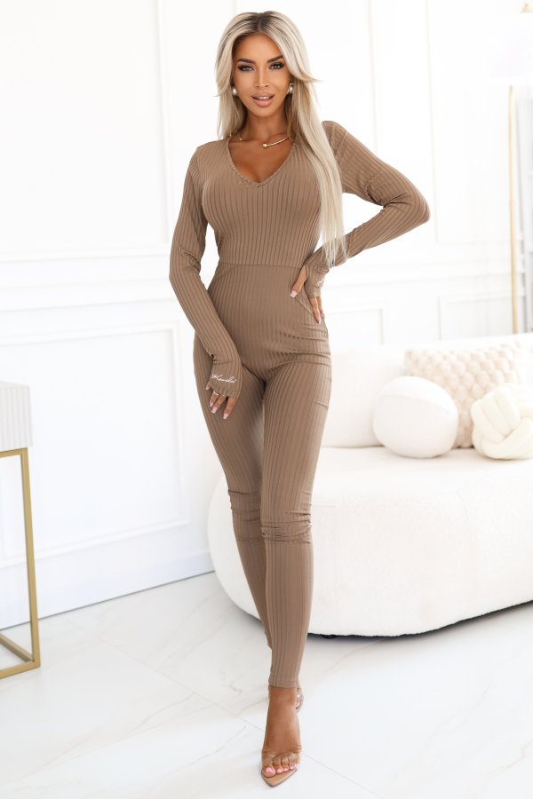 619-1 Wygodny i elegancki prążkowany kombinezon damski z dekoltem - mocha mousse