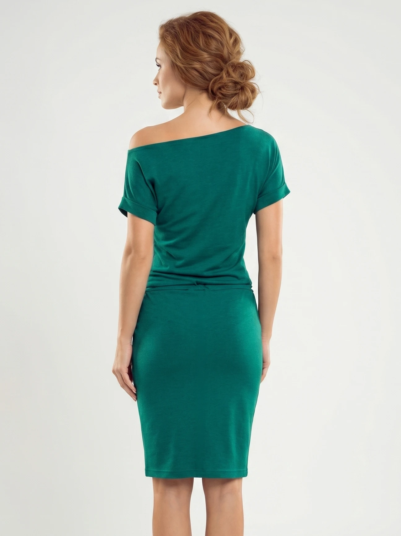 Zielona sukienka z odkrytymi ramionami, krótki rękaw, wiązanie w talii, elegancka i wygodna, idealna na letnie wyjścia, podkreśla sylwetkę, modny design, casualowy styl.