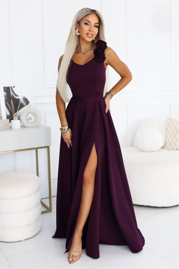643-11 Elegancka wieczorowa suknia maxi z rozcięciem i różami - dojrzała śliwka